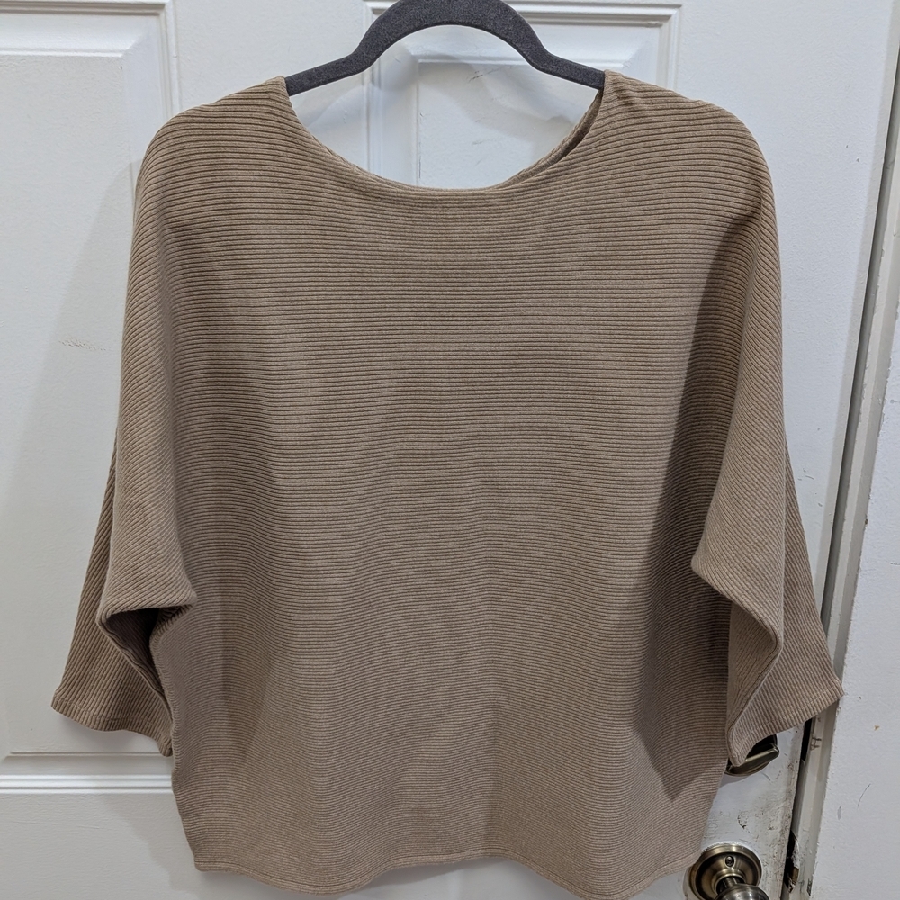 R Label Ribbed 3/4 Sleeve Neutral Sweater Top